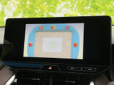停車中には、地上デジタル放送を楽しめるTVチューナーを搭載。長距離移動の休憩時間や、お出かけ前の待ち時間に、ニュースや番組をチェックできます。