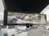 【インテリジェントルームミラー】車両後方のカメラ映像をミラー面に映し出すので車内の状況や、天候などに影響されずいつでもクリアな後方視界がえられます。