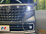 【LEDヘッドライト】悪天候や夜間走行時も良好な視界を確保し安心して運転できる高輝度LEDヘッドライトを装備!点灯速度が早く、消費電力も抑えられています。