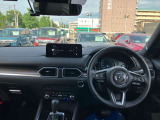 フロントピラーの位置を従来よりも後方にレイアウト。運転席からの視界の広がりを向上。車両の周囲の状況を、いち早く知ることで、安全に運行できます。