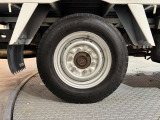 タイヤサイズは前175/80R15 101/99N LT 後195/75R15 109/107NLT です☆