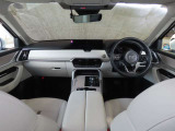 水平基調のデザインが広々とした開放感を生むコックピット。見やすい大型ディスプレイと整然と並ぶ操作系が、優れた視認性と操作性を両立し、上質で洗練されたドライビング空間を演出します。