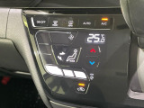 【オートエアコン】一度お好みの温度に設定すれば、車内の温度を検知し風量や温度を自動で調整。暑い&hellip;寒い&hellip;と何度もスイッチ操作をする必要はありません。快適な車内空間には必須の機能ですね♪