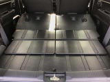 後部のシートを倒すとこんなに広々空間が!大きなお荷物を乗せる時でも心配ありません!