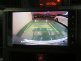車両後方の映像を映すバックモニター。進路を確認しながら安全に車庫入れできます。