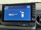 パーキングセンサーシステムは走行中に障害物が迫ると音と表示でお知らせ、低速走行時時の安心感を高めます