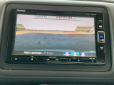 【リアカメラ】リバースに入れるだけで後方の映像が映ります。安全確認や、狭い駐車場での車庫入れ、雨の日や夜間など視界の悪い時に便利です。安全にバックする為には欠かせない装備です。