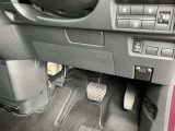 駐車ブレーキは足踏み式です