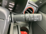 操作しやすいウインカーレバーで、スムーズな車線変更や右左折をサポート。オート機能も搭載し、運転の負担を軽減します。安全運転に貢献する装備です。