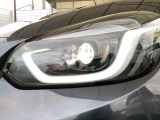 明るく白い光のLEDヘッドライトにより、夜間でも遠くまで見通しやすく、安全性が高まります。