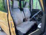 運転席まわりには十分なスペースがあり、大柄な方でもゆったり運転していただける環境です。