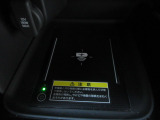 置くだけでワイヤレスで充電可能です。