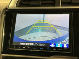 リバースギアに入れるだけで後方の表示へ切り替わります。夜間や雨の日の駐車も楽になりますよ。