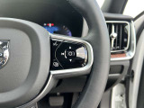 車両の多くの機能を直観的にコントロールでき、ステアリングホイールから手を離す必要がありません。右側ステアリングホイール内蔵リモコンを使用でオーディオシステム、トリップコンピューターを操作できます。