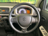 インテリアに合わせたデザインのステアリングは、運転される方のことも考え、運転しやすい形状、大きさです。是非一度、実際に触ってお確かめください。