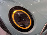 MINIを熟知したメカニックによる、100項目の納車前点検。ドイツ本国と同様の教育・訓練を受けたメカニックが、100項目にも上るポイントを徹底的に点検、整備した後にお客様にお引渡しします。