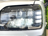 【LEDヘッドライト】悪天候や夜間走行時も良好な視界を確保し安心して運転できる高輝度LEDヘッドライトを装備!点灯速度が早く、消費電力も抑えられています。