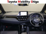 すっきりとしたデザインで上品な色使いの運転席周りですね。居心地の良い運転席、長く座ってられるリラックスできるデザインがいいですね。
