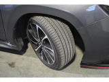 タイヤサイズは225/45R18です