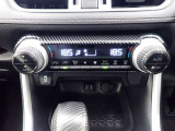左右独立オートエアコンで夏も冬も快適な車内空間を。