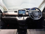 ◆インテリアパネル◆視界広々で非常に運転しやすくロングドライブでも疲れを感じさせないすっきりとまとまったインパネ周りです。