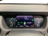 デジタル表示のスピードメーターとタコメーター、燃費やオドメーターなどの表示の他に、ホンダセンシング機能などの表示もできる多機能なマルチインフォメーション・ディスプレイです。