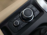 「MAZDAコネクト」コマンダー部 手元を見ることなく操作出来るように左手を自然に降ろした位置に設置。シンプルで使いやすく、機能を覚えやすいボタン配置になっています。