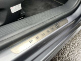 乗車口足元にはPEUGEOTのロゴ入り。