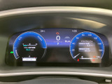 視認性の高いメーターパネルは、運転に必要な情報を的確に表示します。直感的な操作で安全運転をサポートし、洗練されたデザインも魅力です。