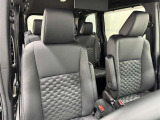 高いホールド性で運転姿勢が安定します。長距離ドライブでも疲れにくいのが魅力です。