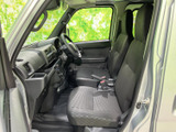 シンプルな操作性で、誰でも簡単に運転できます。使いやすさを追求した、機能的な空間です。