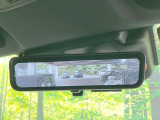 【デジタルインナーミラー】後席の大きな荷物や同乗者で後方が確認しづらい時でも安心!カメラが撮影した車両後方の映像をルームミラー内に表示。クリアな視界で状況の確認が可能です!