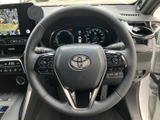 握りやすいステアリングは、運転操作をスムーズにします。操作スイッチも配置され、運転に集中できる環境を提供します。