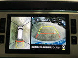後方確認画面で、駐車時の安全性を高め、狭い場所でも安心して車を操作できます。