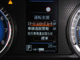 車線逸脱警報 意図せずに走行車線から逸脱しそうな場合、メーター内のディスプレイ表示とブザーで注意を喚起します。