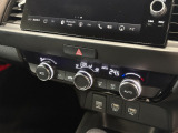 オートエアコンを装備!お好みの温度に設定すれば、風量などを自動でコントロールして快適な車内環境を保ちます。季節や気温に合わせた細かな操作の手間を減らしてくれる、毎日の運転に嬉しい快適装備です。