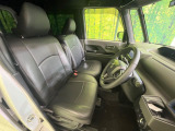 運転席まわりには十分なスペースがあり、大柄な方でもゆったり運転していただける環境です。