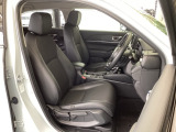 フロント広々、セパレートシートの運転席は、ハイトアジャスターが付いているので、快適にドライブができます。ハンドルはテレスコピック機能で、ハンドル位置を上・下・手前・奥に調節できます。