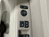 狭い駐車場で便利な電動格納ドアミラーが付いています。