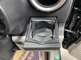 運転席と助手席には、格納式のドリンクホルダーが装備されています。
