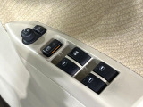 【電動格納ミラー】サイドミラーは電動格納式となっており、狭い駐車場でもキズがつくリスクを抑えられます。