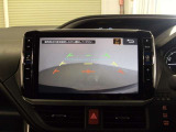 バックガイドモニター(バックモニター)付き。車両後方の映像をナビ画面に表示し、駐車などの後退操作をサポートします。