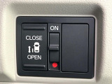 【パワースライドドア】スマートキーや運転席のスイッチでスライドドアの開閉が可能♪電動だから力を入れてドアを開ける必要が無く、小さいお子様でも、重い荷物を持っている時もラクに開け閉めできます♪