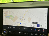 鮮明な高精細ディスプレイが、目的地までのナビゲーションをサポート。スムーズなルート案内で、快適なドライブを約束します。