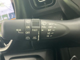雨天時でもクリアな視界を確保できるワイパーレバーです。運転の安全性を高める重要な装備です。