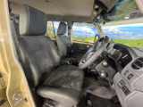 運転席まわりには十分なスペースがあり、大柄な方でもゆったり運転していただける環境です。