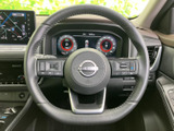 握りやすい形状と素材で、快適なドライビングをサポート。操作スイッチも配置され、運転中でも直感的に操作できます。
