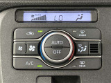 オートエアコンは温度を設定するだけで、自動で風量などを設定してくれます。運転しながら操作も必要ないので、安全性も向上します。