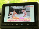 停車中にテレビや動画を楽しめる機能が搭載。待ち時間や休憩時間を有効活用できます。(※運転中の視聴は法律で禁止されています)。