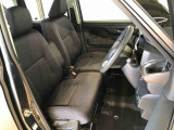 運転席の座面高さを調整できるシートリフターが付いています。フロントシートはベンチシートを採用で、座面も広く使い勝手もいいですよ♪